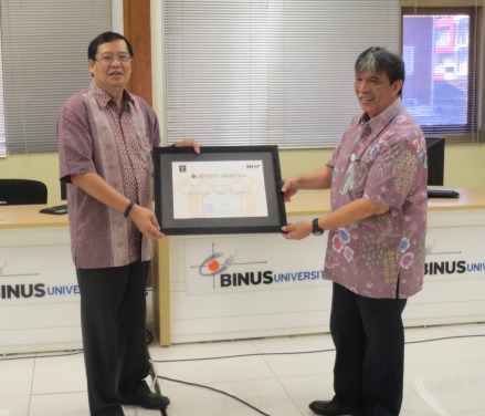 Penyerahan "University Award 2014" anugerah dari Kemenkumham RI (diteruskan oleh Dekan ke Rektor)