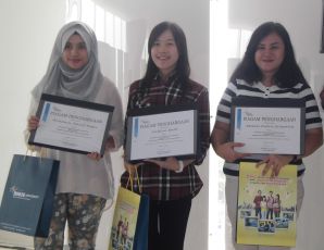 Mahasiswa dengan IPK terbaik (dari kiri): Britania, Delfina Yulis, Melati.