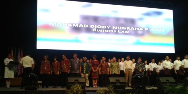 Wakil mahasiswa dari Business Law BINUS saat dilantik oleh Rektor, 3 September 2015 di JCC Jakarta
