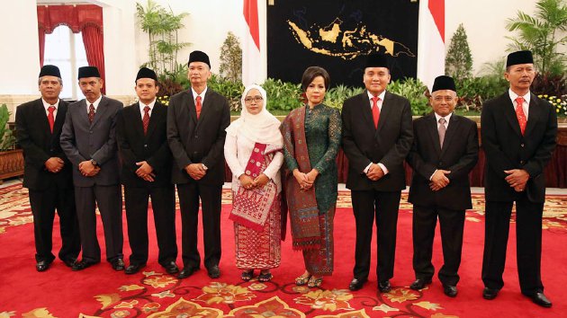 Erna Ratnaningsih (berbaju putih) bersama para komisioner Komisi Kejaksaan seusai dilantik Presiden Jokowi, 6 Agustus 2015 di Istana Negara (foto: Kompas.com)
