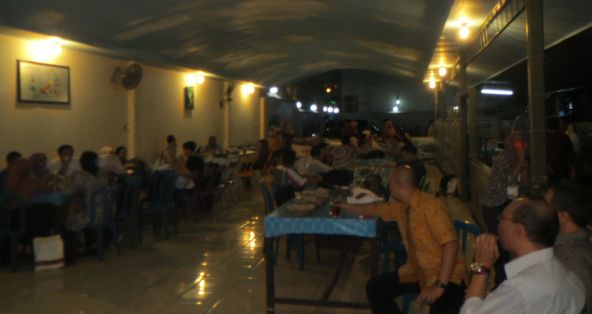 Suasana ramah tamah makan malam bersama para peserta konferensi