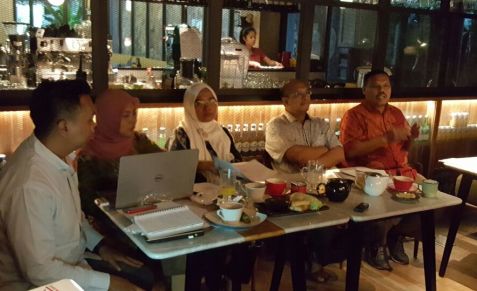 Suasana diskusi di Kasenda Hotel (kiri ke kanan: moderator Erwin , Hamidah, Erna Ratnaningsih, Firmansyah, Imron)