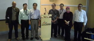 Guru besar hukum University of Malaya Prof. Dr. Abu Bakar Mu nir berkesempatan memberikan kuliah umum di BINUS