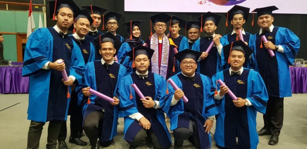 EMPAT BELAS SARJANA HUKUM BARU DARI BINUS