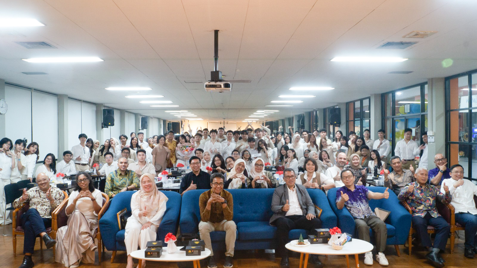 DIES NATALIS KE-14 TAHUN BUSINESS LAW BINUS TEBAR PENGHARGAAN