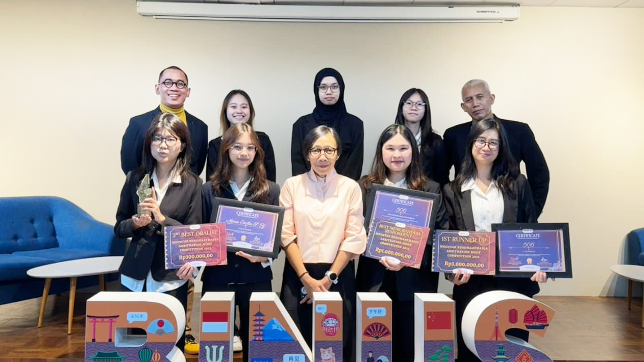 TIM BINUS RAIH RUNNER UP, BEST MEMO RESPONDENT, AND BEST ORALIST PADA MOCHTAR K. ARBITRATION MOOT COMPETITION 2025